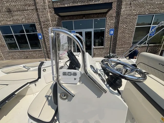 Slide: The Image of Stingray 206CC W/ Suzuki 150 HP - 4-Stroke Engine 2017 - 39