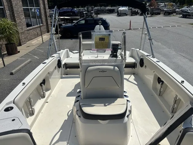 Slide: The Image of Stingray 206CC W/ Suzuki 150 HP - 4-Stroke Engine 2017 - 54