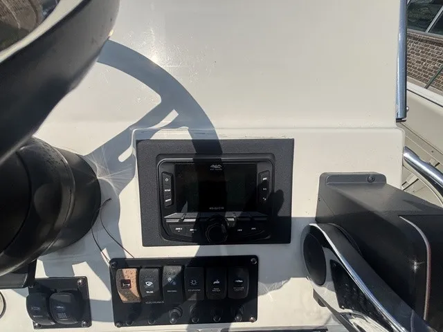 Slide: The Image of Stingray 206CC W/ Suzuki 150 HP - 4-Stroke Engine 2017 - 30