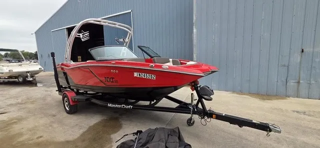Slide: The Image of MasterCraft NXT20 2016 - 2