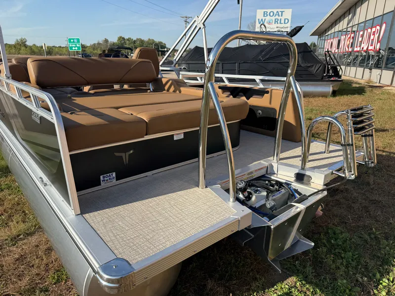 Slide: The Image of Tahoe Sport VRB 2180 Swingback & 4-Stroke $31995 2027 - 41