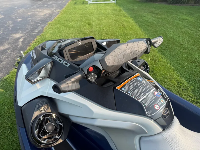 Slide: The Image of Sea-Doo GTX Limited 300 2023 - 6