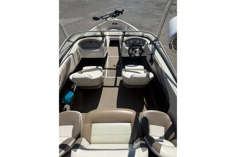 Slide: The Image of 2007 Reinell 204 Fish & Ski boat interior with seating and steering console. - 17