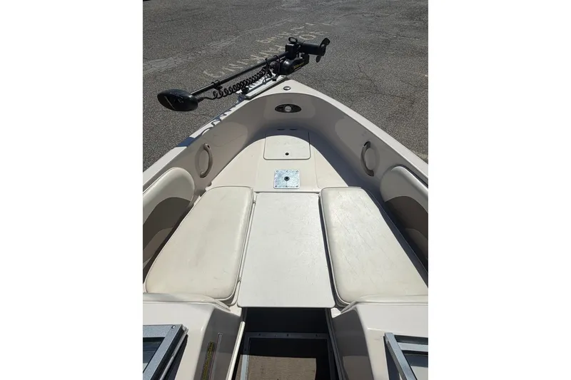 Slide: The Image of 2007 Reinell 204 Fish & Ski boat interior with seating and trolling motor. - 27