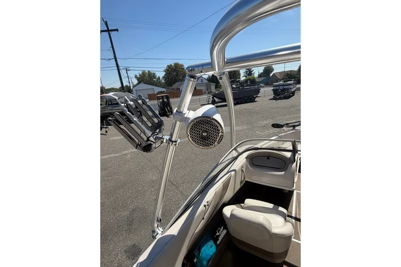 Slide: The Image of 2007 Reinell 204 Fish & Ski boat interior with speaker and rod holders. - 19