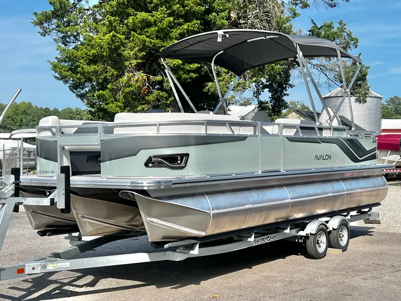 The Image of Avalon Venture 85 23' Rear Fish Triple-Toon 2027 - 1