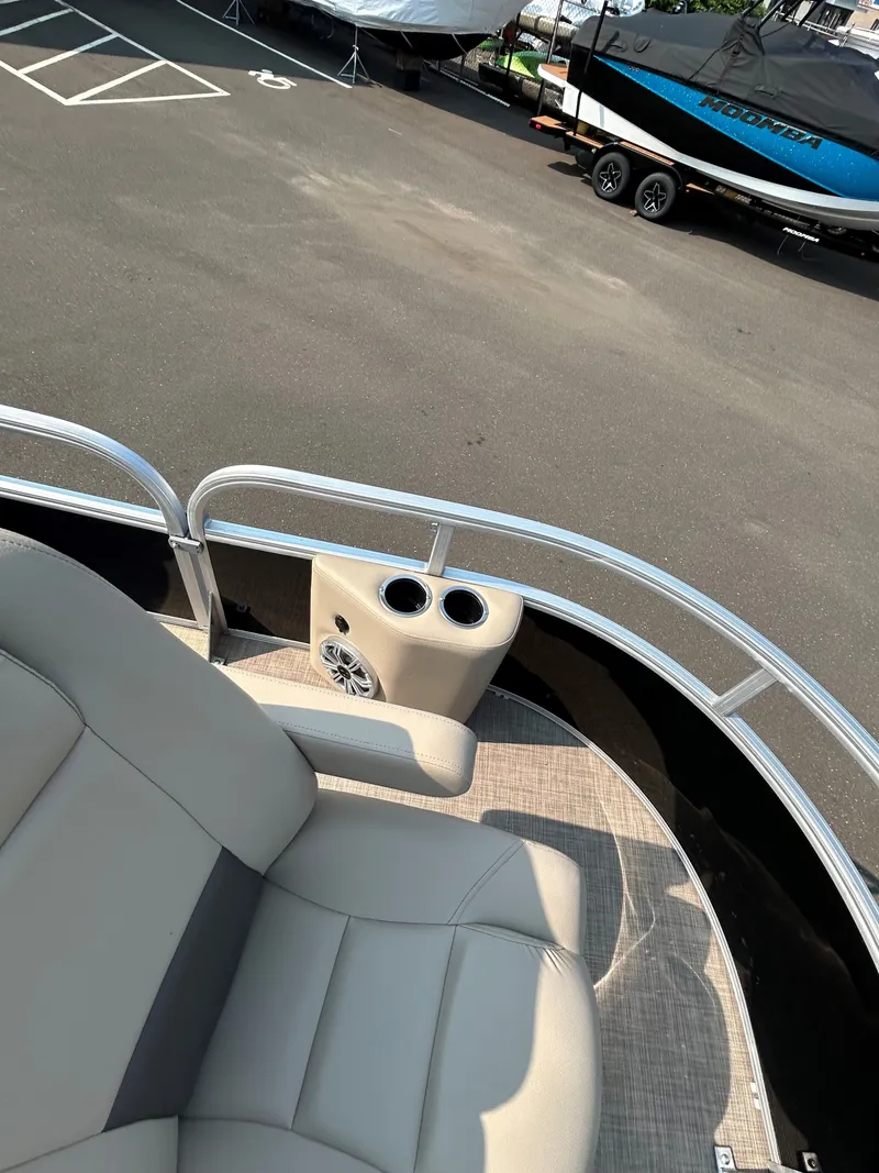 Slide: The Image of Sun Tracker SportFish 20 DLX 2023 - 17