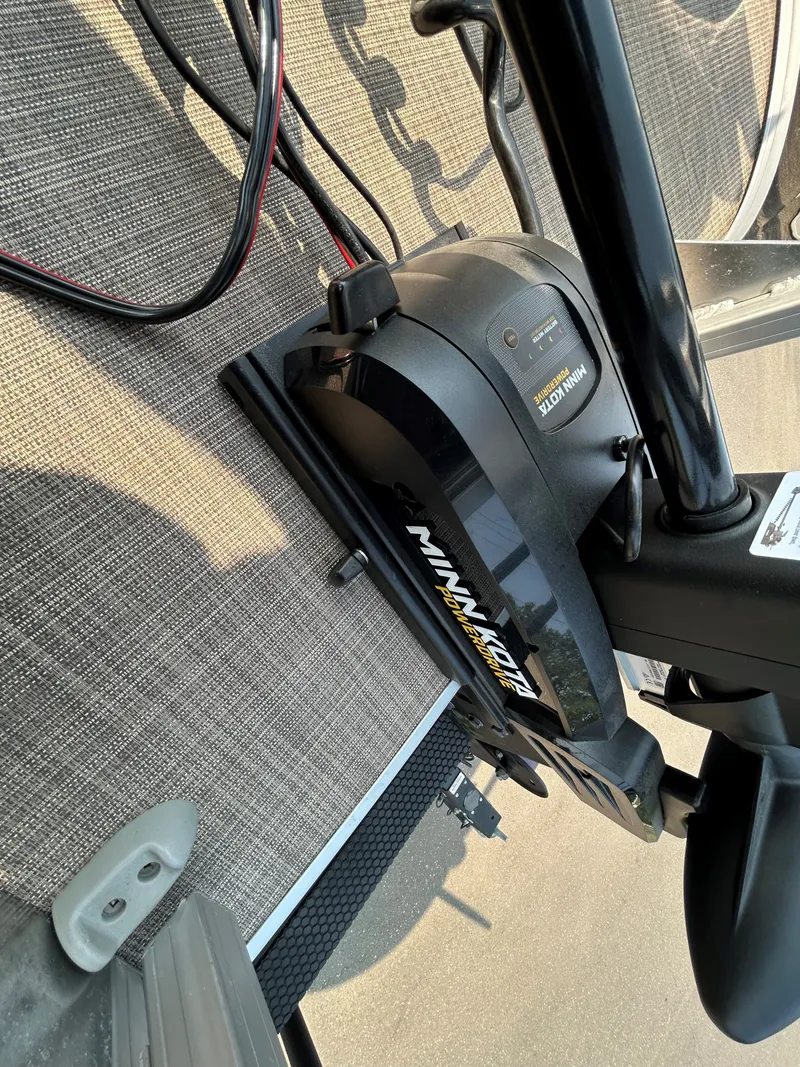 Slide: The Image of Sun Tracker SportFish 20 DLX 2023 - 22