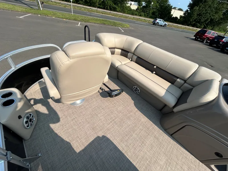 Slide: The Image of Sun Tracker SportFish 20 DLX 2023 - 23