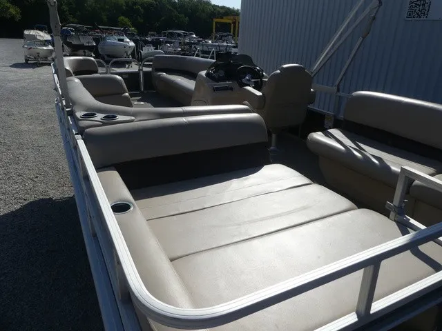 Slide: The Image of Sun Tracker Party Barge 24 DLX 2017 - 15