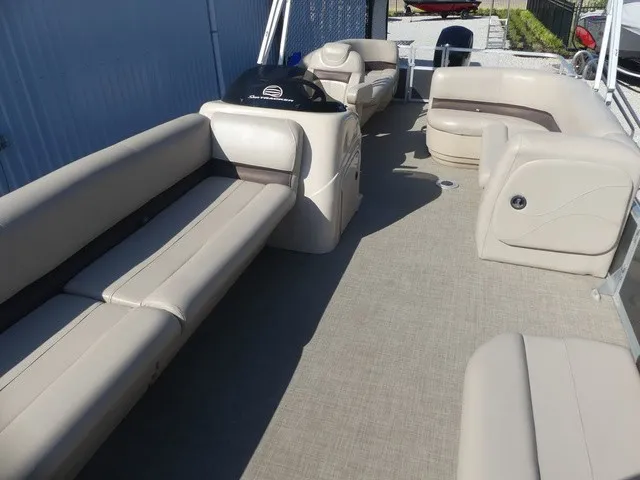 Slide: The Image of Sun Tracker Party Barge 24 DLX 2017 - 17