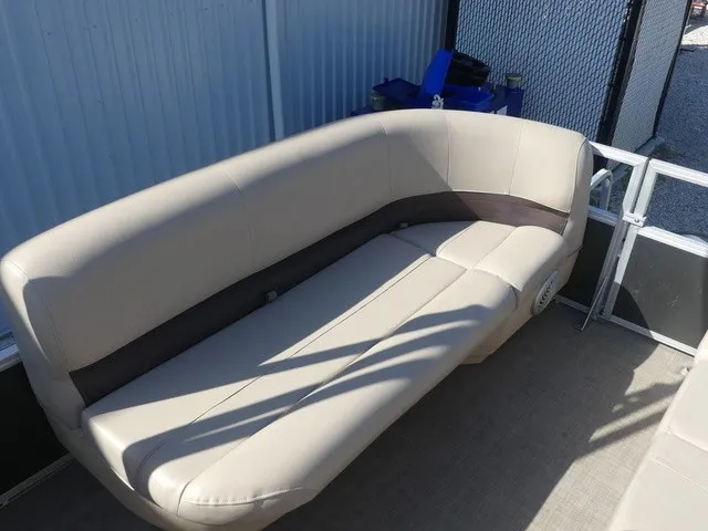 Slide: The Image of Sun Tracker Party Barge 24 DLX 2017 - 23