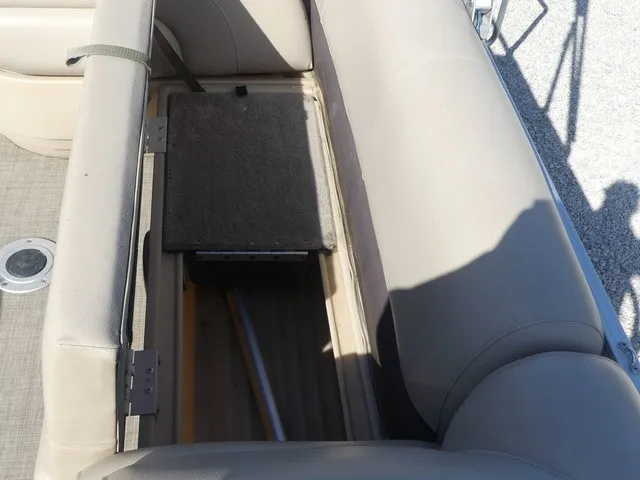 Slide: The Image of Sun Tracker Party Barge 24 DLX 2017 - 29