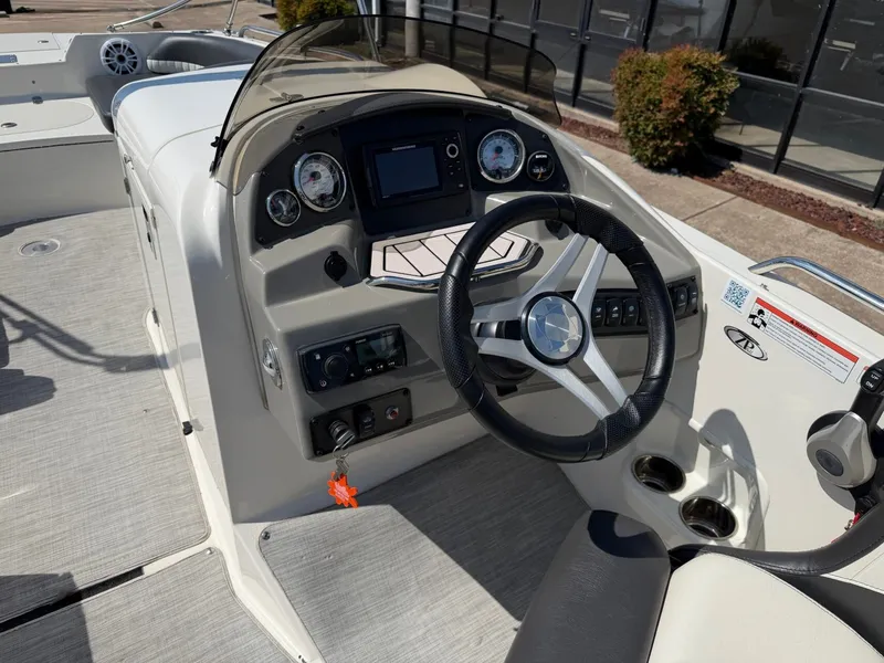 Slide: The Image of Stingray 212 SC 2019 - 8