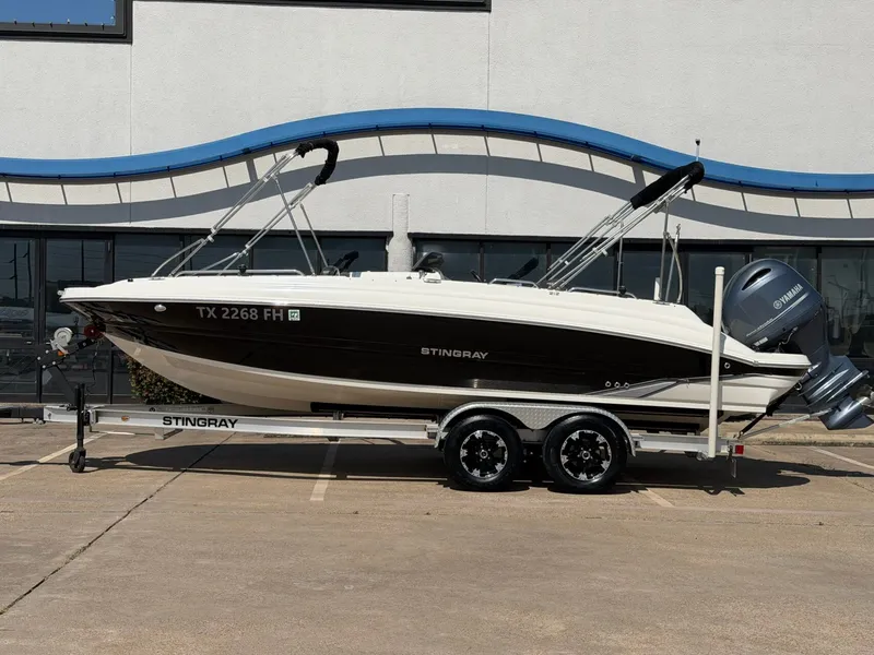 The Image of Stingray 212 SC 2019 - 1