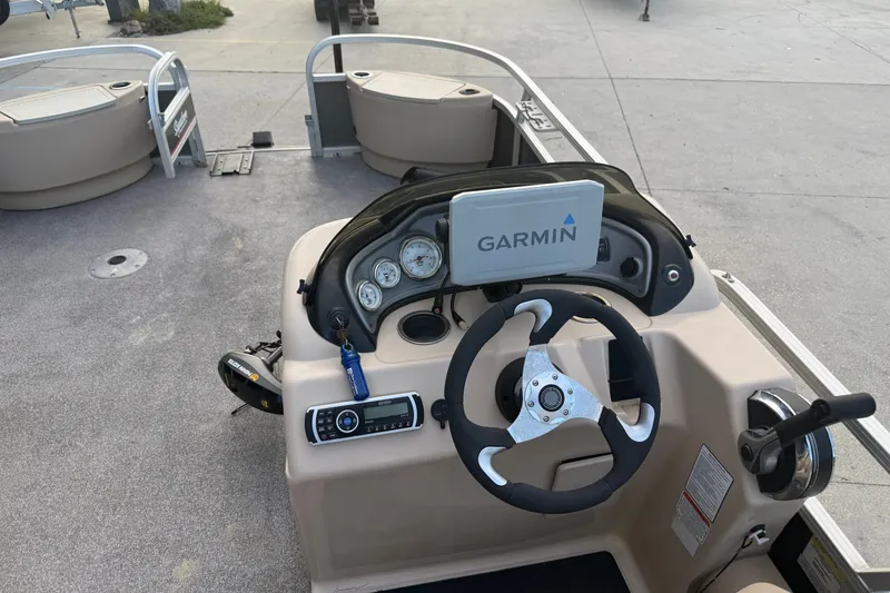 Slide: The Image of 2015 Sun Tracker Fishin' Barge 22 DLX helm with Garmin navigation system. - 15