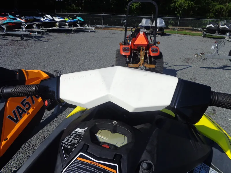 Slide: The Image of Sea-Doo Spark™ 3up 900 H.O. ACE™ iBR Convenience Package 2015 - 32