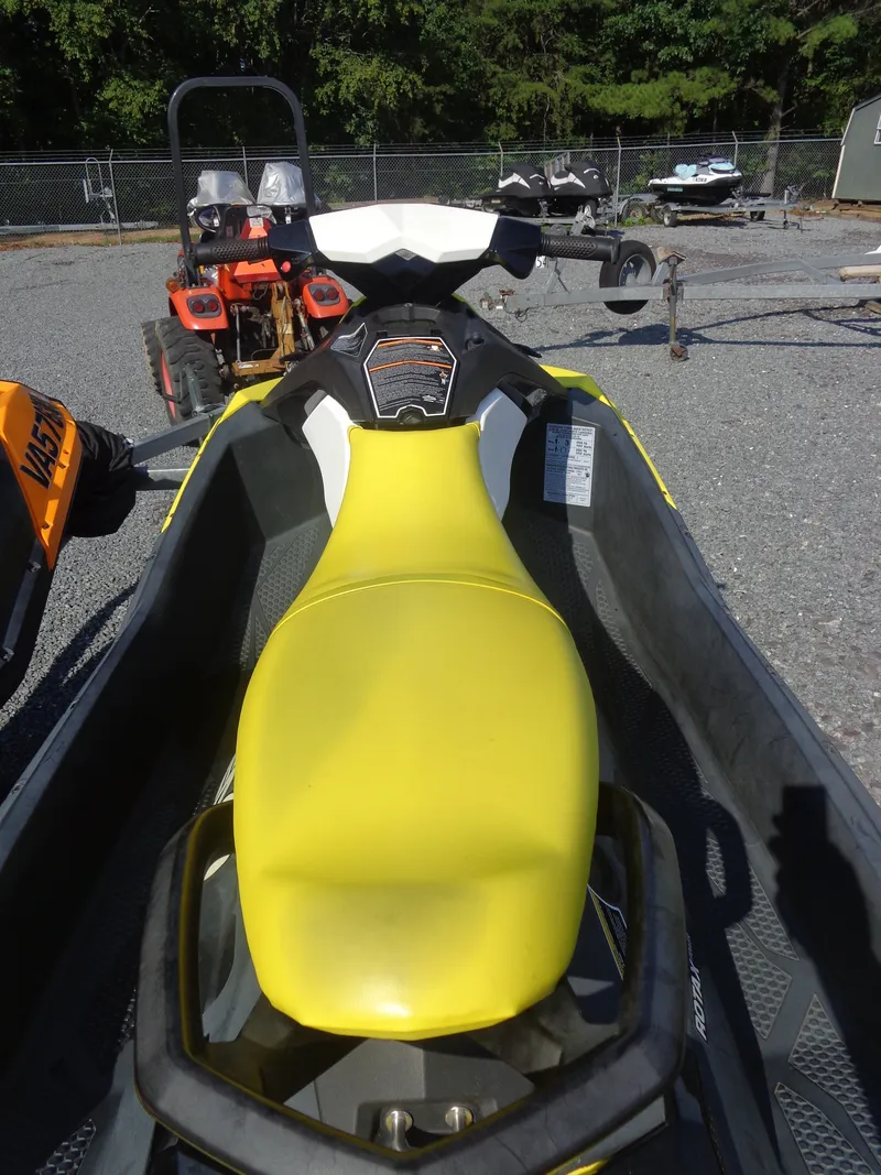 Slide: The Image of Sea-Doo Spark™ 3up 900 H.O. ACE™ iBR Convenience Package 2015 - 8