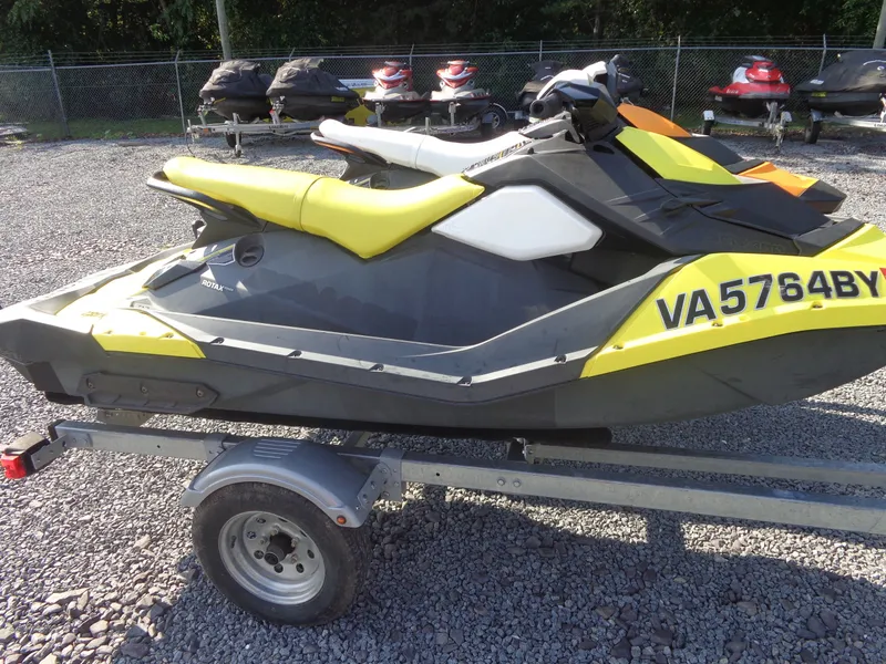 The Image of Sea-Doo Spark™ 3up 900 H.O. ACE™ iBR Convenience Package 2015 - 1