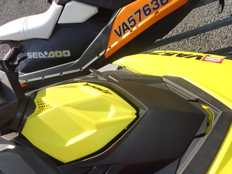 Slide: The Image of Sea-Doo Spark™ 3up 900 H.O. ACE™ iBR Convenience Package 2015 - 10
