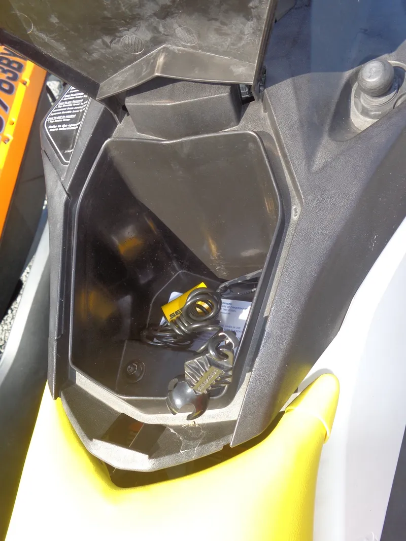 Slide: The Image of Sea-Doo Spark™ 3up 900 H.O. ACE™ iBR Convenience Package 2015 - 12