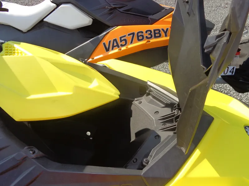 Slide: The Image of Sea-Doo Spark™ 3up 900 H.O. ACE™ iBR Convenience Package 2015 - 9