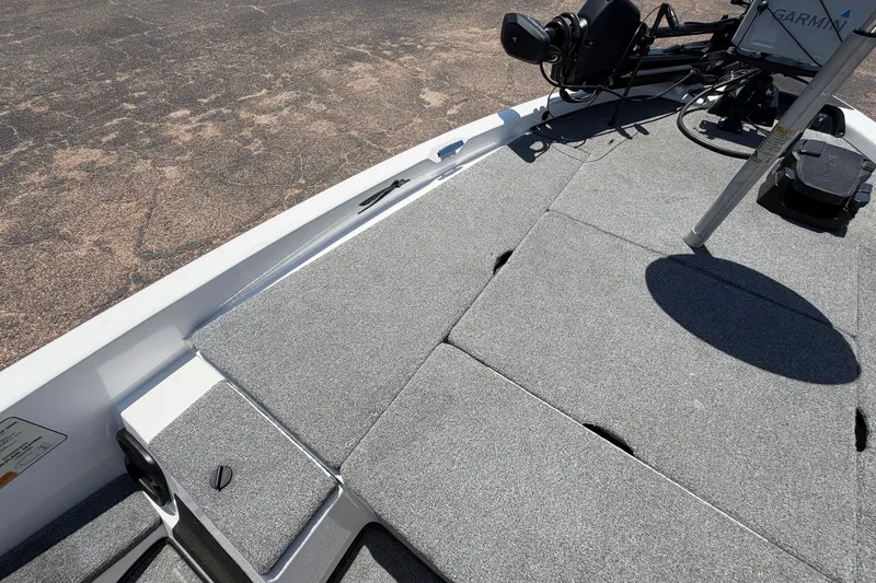 Slide: The Image of 2008 Skeeter SX190 boat deck with carpeted surface and mounted equipment. - 16