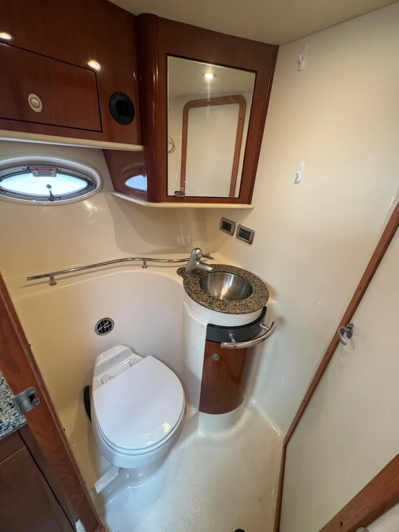 Slide: The Image of Sea Ray 40 Sundancer 2006 - 17