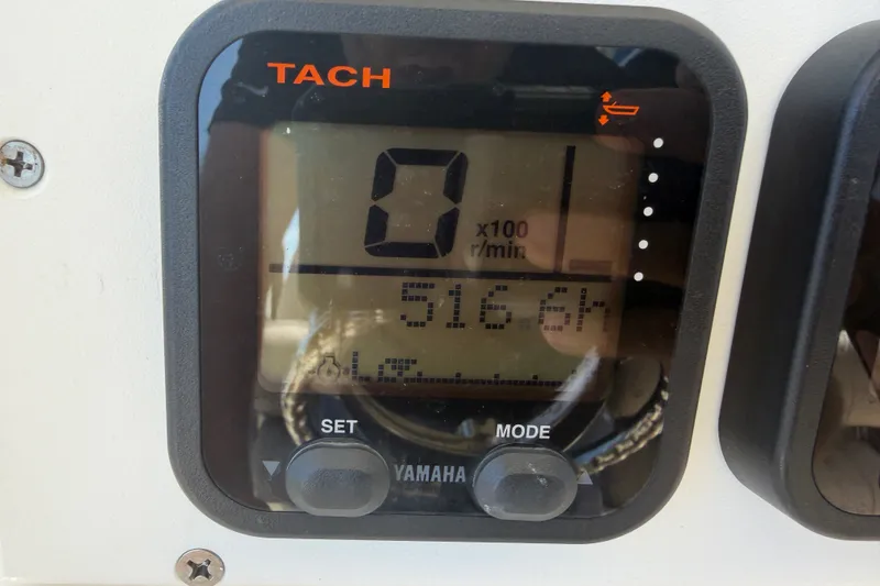 Slide: The Image of Yamaha tachometer display on 2006 World Cat 270 TE, showing 516.8 hours. - 33