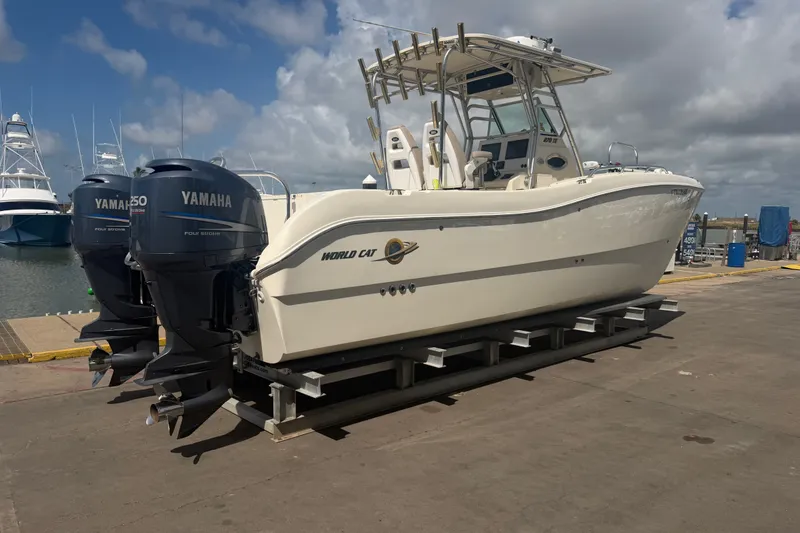 The Image of 2006 World Cat 270 TE boat with twin Yamaha 250 engines at a marina. - 1