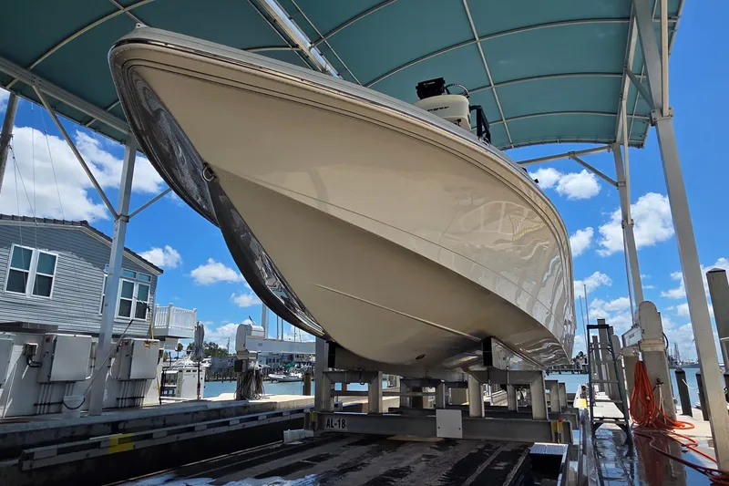 Slide: The Image of 2016 Ranger 2510 Bay Ranger boat on lift under canopy at marina. - 50