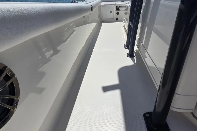 Slide: The Image of 2016 Ranger 2510 Bay Ranger boat deck with railing and speaker. - 33