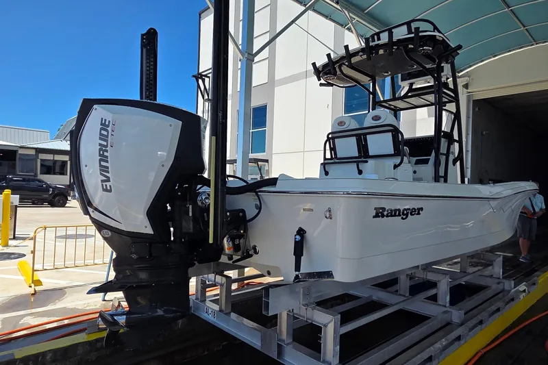 Slide: The Image of 2016 Ranger 2510 Bay Ranger boat with Evinrude engine on display. - 53