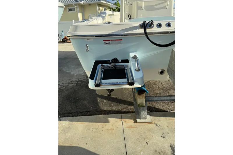 Slide: The Image of 2017 Ranger 2510 Bay Ranger boat stern with swim platform and ladder. - 18