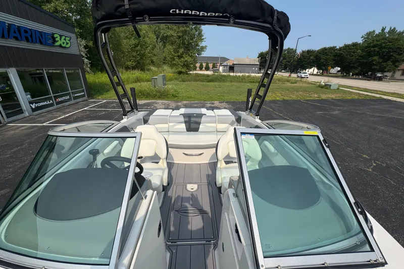 Slide: The Image of 2023 Chaparral 21 SSi boat with open cockpit, parked near Marine365 dealership. - 31