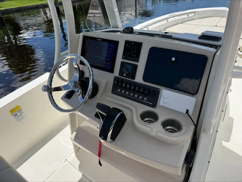 Slide: The Image of Boston Whaler 250 Dauntless 2024 - 10