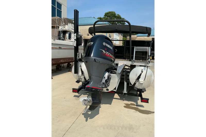 Slide: The Image of 2022 Veranda Relax VR22RC pontoon boat with Yamaha 175 engine, docked outdoors. - 11