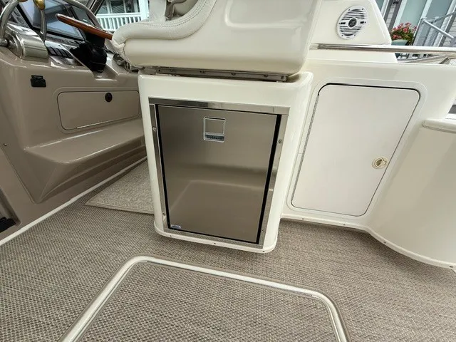 Slide: The Image of Sea Ray 370 Express Cruiser 1999 - 8