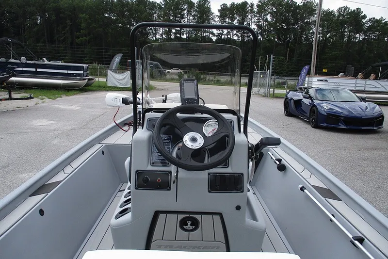Slide: The Image of Tracker Bass Tracker Classic CC 2027 - 28