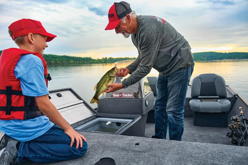 Slide: The Image of Tracker Bass Tracker Classic XL 2027 - 32