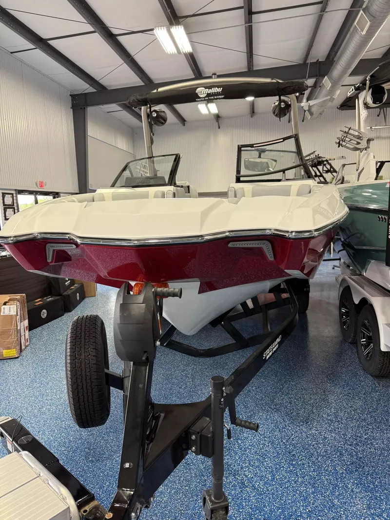 Slide: The Image of Malibu Wakesetter 22MXZ 2025 - 1