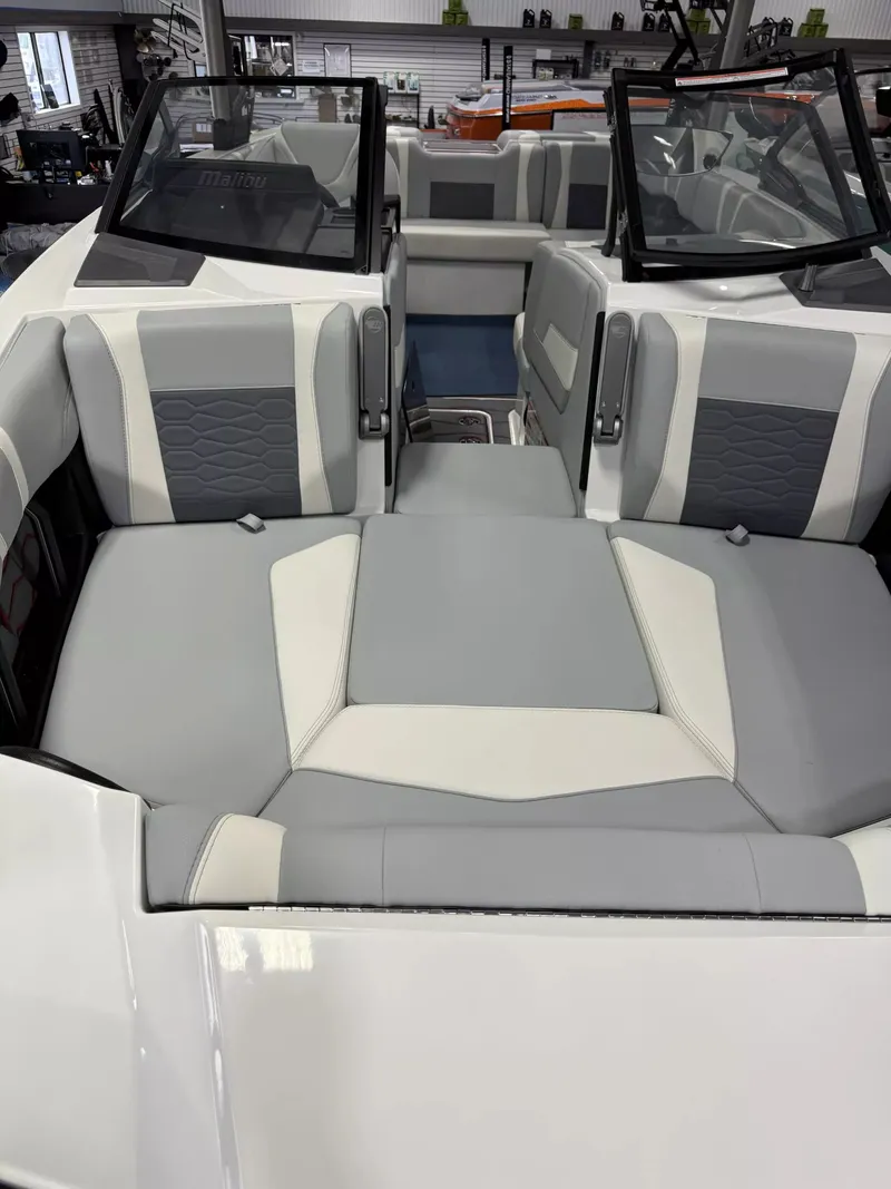 Slide: The Image of Malibu Wakesetter 22MXZ 2025 - 2