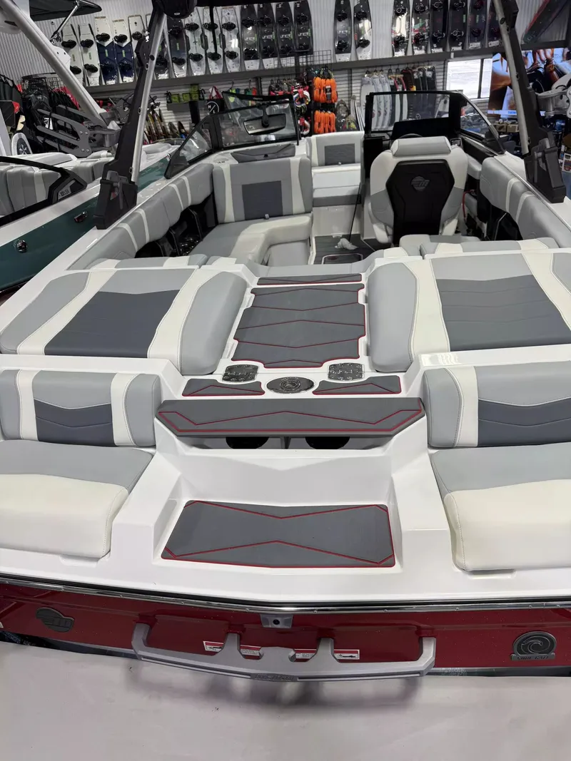 Slide: The Image of Malibu Wakesetter 22MXZ 2025 - 3