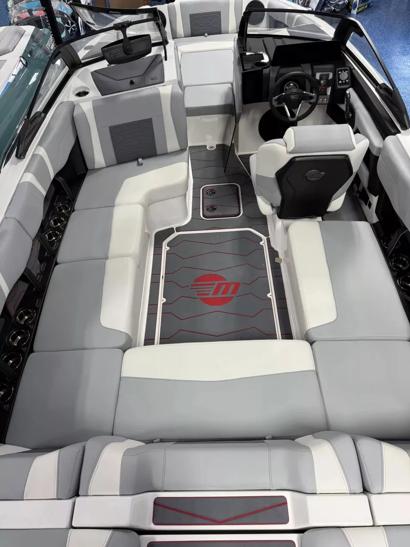 Slide: The Image of Malibu Wakesetter 22MXZ 2025 - 5