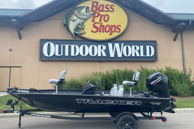 The Image of 2027 Tracker Pro Team 175 boat at Bass Pro Shops Outdoor World. - 0