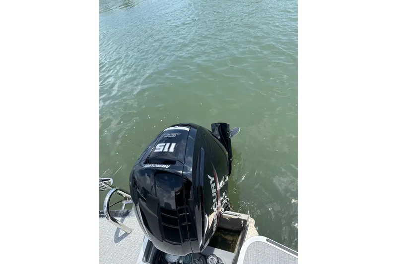 Slide: The Image of Outboard motor on 2025 Harris Cruiser 230 pontoon boat in water. - 9