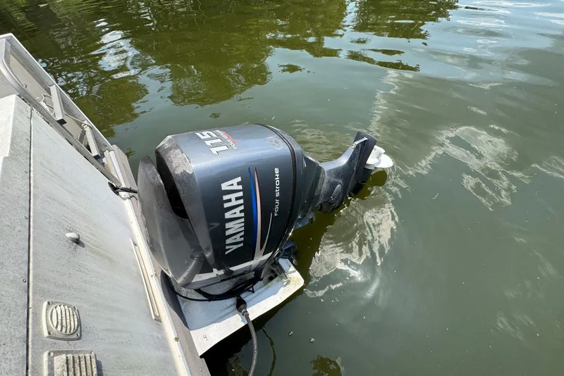 Slide: The Image of Yamaha 115 four-stroke outboard motor on 2011 Catamaran Cruisers Lil Hobo 31. - 36
