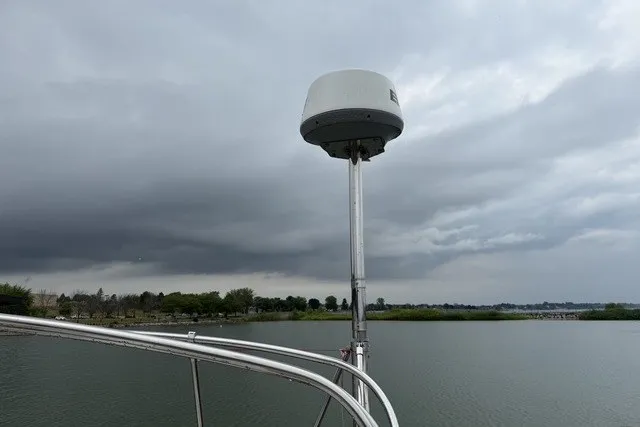 Slide: The Image of Beneteau Oceanis 46 (2008) with radar, under cloudy skies on calm waters. - 24
