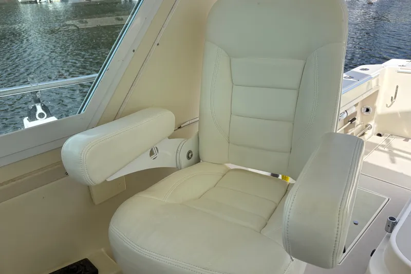 Slide: The Image of Captain's chair on 1998 Albin 28 Tournament Express boat, featuring cream upholstery. - 10