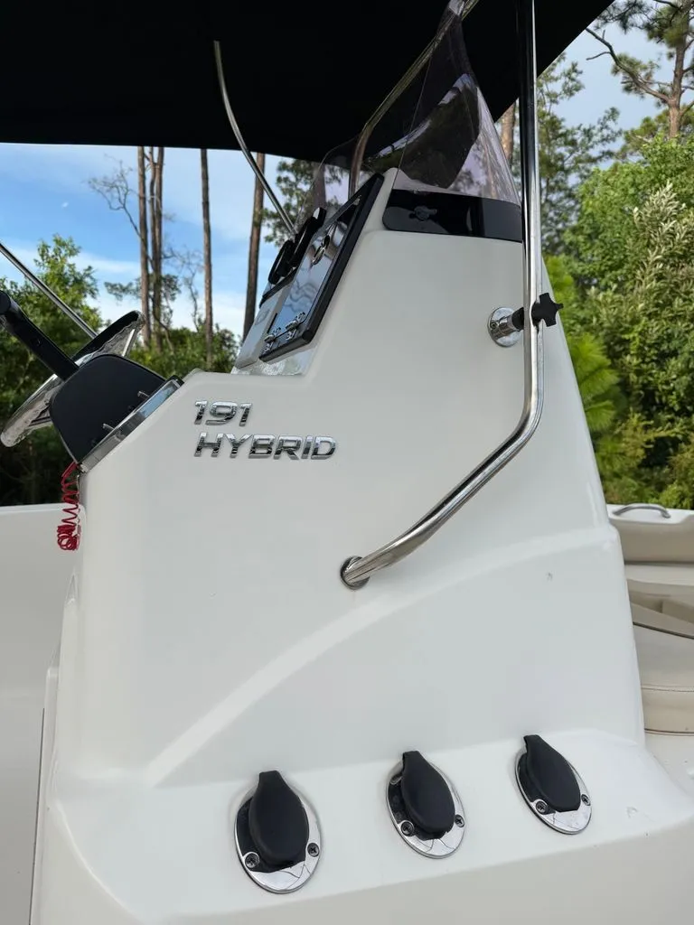 Slide: The Image of NauticStar 191 Hybrid 2022 - 5
